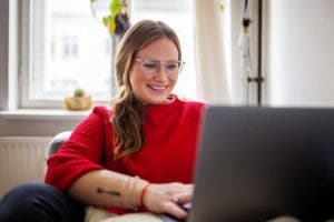 Lunettes anti lumière bleue : ce que dit l’ophtalmologue sur leur efficacité et leurs limites
